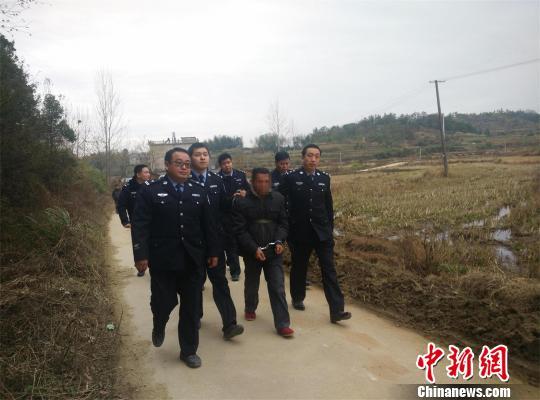 警方把骆某抓获。董剑飞 摄