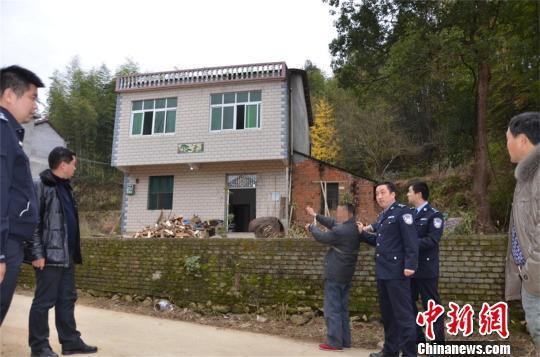 骆某指认现场。董剑飞摄