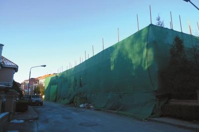 北京一高档小区10栋别墅私挖地下空间 城管已立案