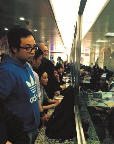 北京三公职人员离岗围观王菲&ldquo;追星&rdquo;被处分