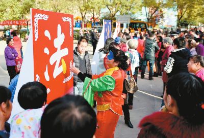 12月2日，未央区依法治区办，区司法局在谭家街道百花园社区开展&ldquo;12&middot;4国家宪法日&rdquo;法制宣传活动。围绕&ldquo;弘扬宪法精神，推动创新、协调、绿色、开放、共享发展&rdquo;的主题，通过互动趣味游戏、知识竞答、法制小品等形式，让市民在轻松愉快的氛围中普及法律知识。图为社区群众积极参与&ldquo;法制游戏&rdquo;。