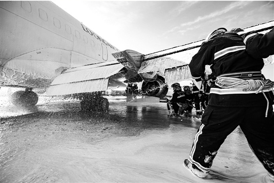 杭州机场一货机轮胎爆裂迫降89个航班延误（图）