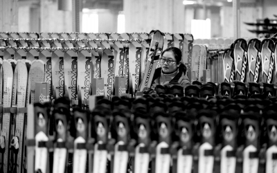 滑雪热给当地带来了商机，很多户外滑雪装备店开张迎客。