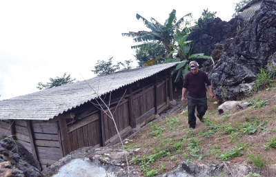 排雷期间,王开学搭起一座木屋,扎根于雷区。