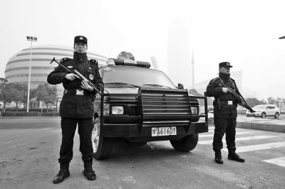 郑东新区CBD内环特警设卡