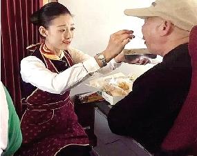 网友盛赞空姐心中有大爱 图片来自网络