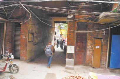 疑似为林森浩叔叔林尊荣的中年男子离开黄洋家。