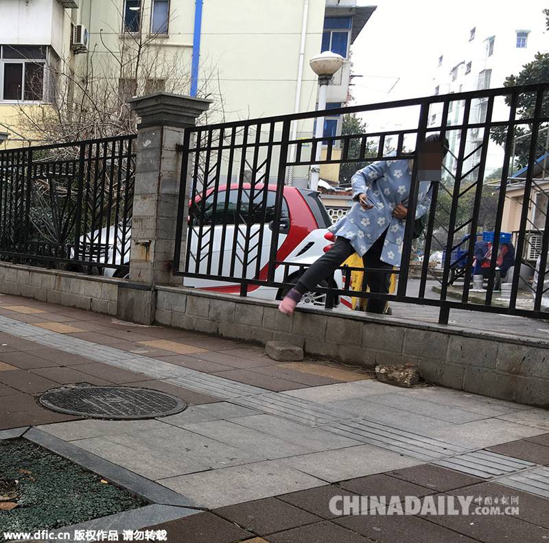 居民抄近道从墙洞进出小区安全堪忧