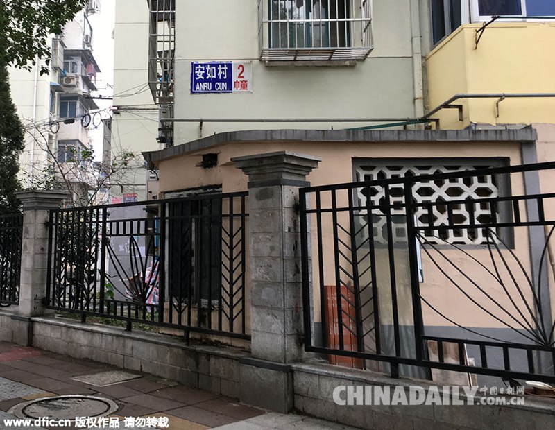 居民抄近道从墙洞进出小区安全堪忧