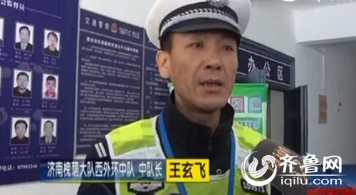 王玄飞向媒体介绍酒驾案件处理情况。