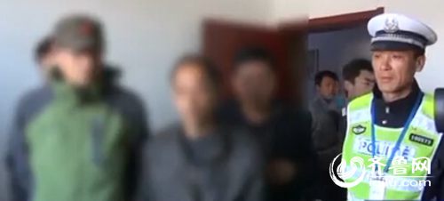 王玄飞与被抓的酒驾司机。