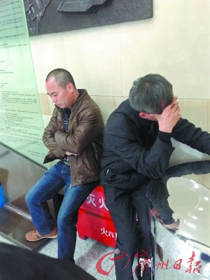 11日，林森浩的父亲及家人去上海二中院询问案情。CFP供图