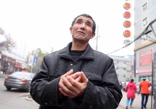 男子给孙子送救命钱 在医院门口被抢走(图)