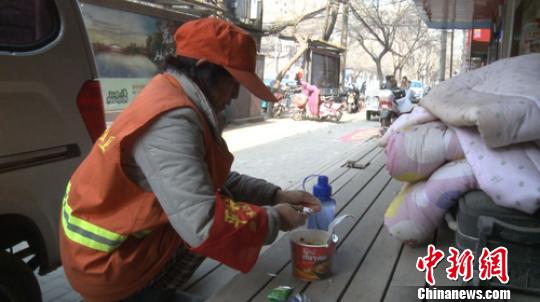 照顾街头流浪汉郑州暖心环卫工走红（图）