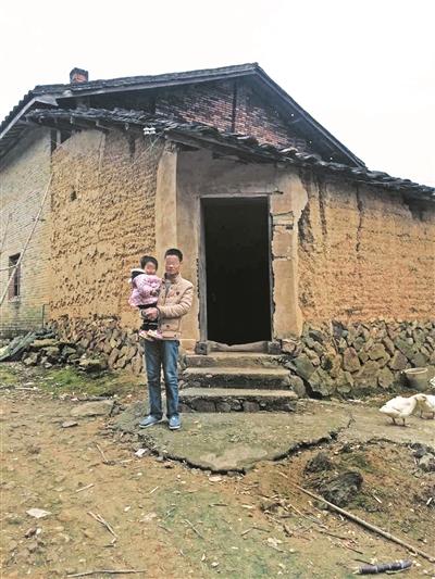 徐云弟与丫丫在老屋前