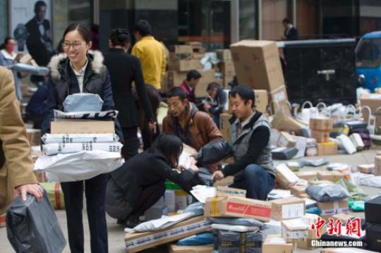 快递条例征求意见今日截止抛扔包裹高额罚款引热议