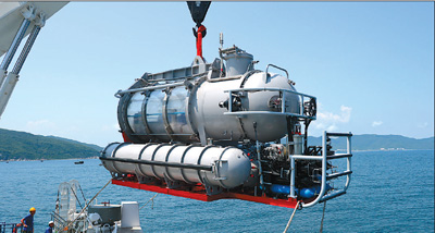 &ldquo;寰岛蛟龙1&rdquo;进行潜水准备。