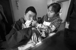 贡培芳二十多年如一日照顾脑瘫继子