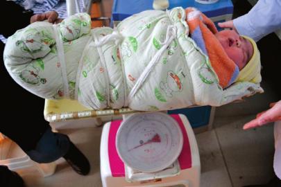 28岁女子二胎产下12斤巨婴 食量是其他宝宝2倍