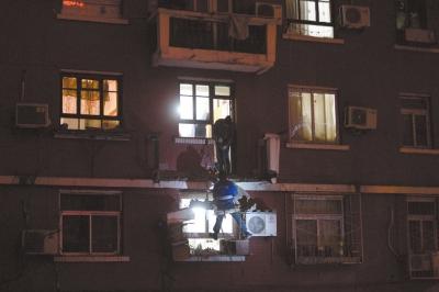 北京永安东里小区两阳台脱落 建于上世纪50年代