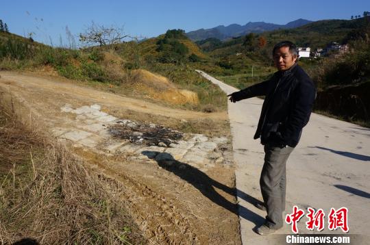 图为事发地村民们烧毁摩托车留下的痕迹清晰可见。 唐梦宪 摄