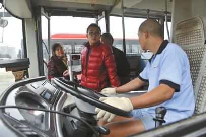 乘客无不对&ldquo;火娃&rdquo;司机袁伟感到好奇。