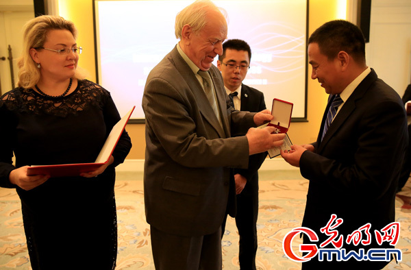 中国农民党永富被授予联合国“科学之星”勋章