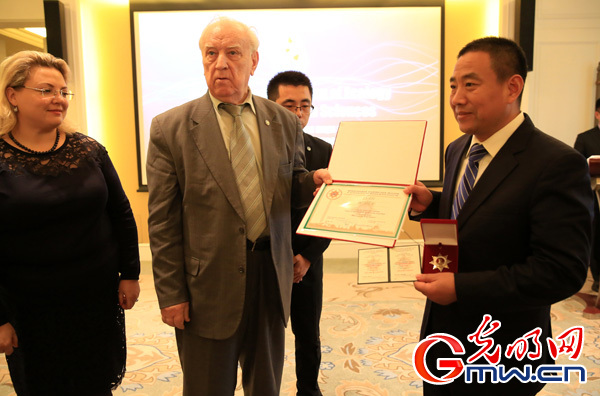 中国农民党永富被授予联合国“科学之星”勋章