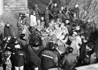 25日,一名被困矿工被成功救出。新华社发