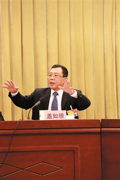 2015年1月，时任黑龙江省人大常委会党组书记、副主任的盖如垠，在哈尔滨组讨论会现场。12月8日，有官场“盖不倒”之称的盖如垠落马被查。图/CFP