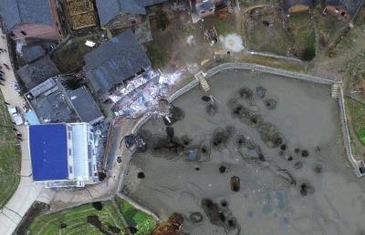 湖南三个村庄遍地“天坑” 均处于石膏矿采空区