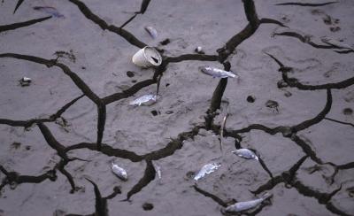湖南三个村庄遍地“天坑” 均处于石膏矿采空区
