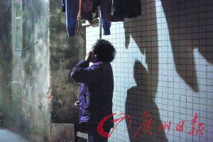 女姐在讲述自己老伴几年前在保姆的&ldquo;照料&rdquo;下去世的经历，神色悲伤。广州日报记者陈忧子