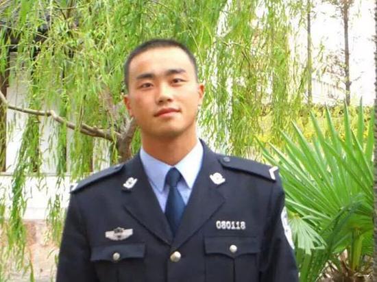 上海交警被拖行致死案宣判 肇事司机被判无期