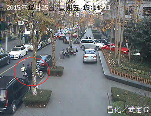 监控视频显示一名外牌驾驶员因不满交警贴单，趁民警不备，将警用摩托车上的行驶证扔掉后逃离