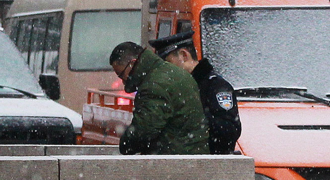 尹相杰持毒案开庭 穿军绿色大衣冒雪进法院（组图）