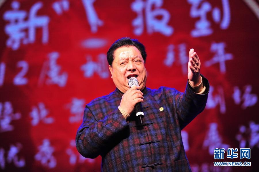 2月11日,在北京民族文化宫大剧院,著名相声演员李金斗为演出报幕.