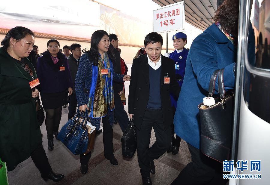 （两会）（1）黑龙江代表团抵京