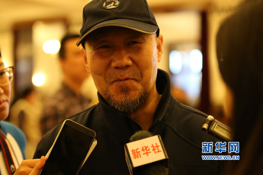 全国政协委员腾格尔接受媒体记者采访