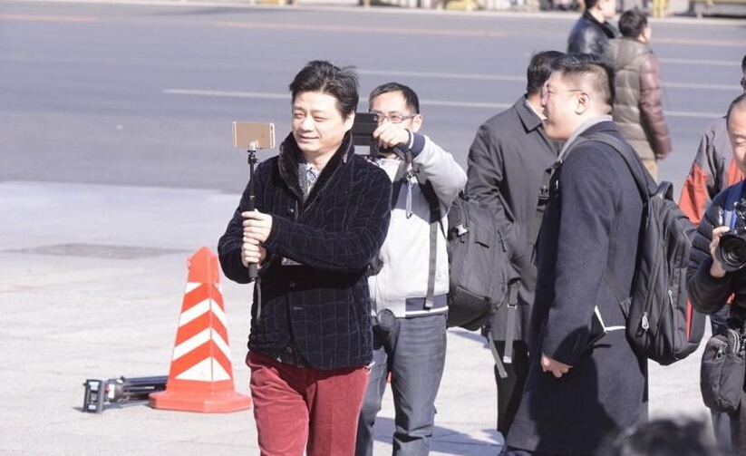 崔永元现身政协会议遭围堵 举自拍架拍记者