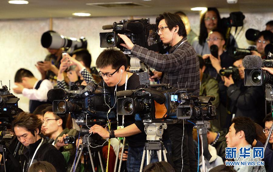 （两会&middot;XHDW）（6）十二届全国人大三次会议举行新闻发布会