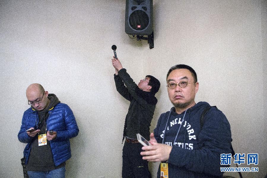 （两会·抓拍）举得高 听得真
