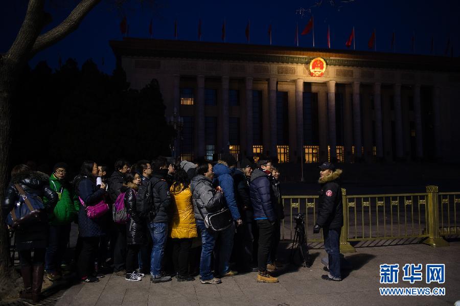 （两会·人大开幕）早起的记者