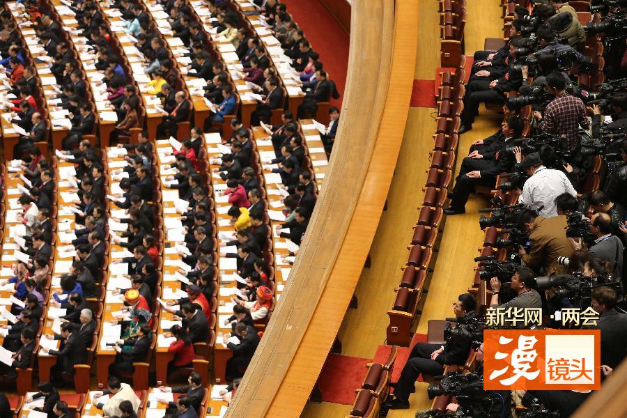 （两会·人大开幕）（1）记者采访 