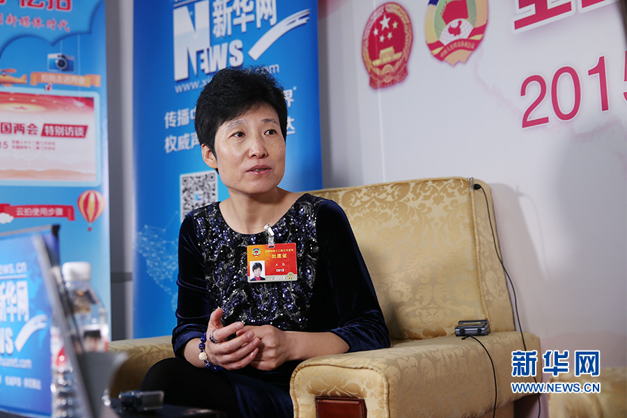 2015年3月10日，全国政协委员王茜在人民大会堂新华网/中国政府网两会访谈间接受记者专访。