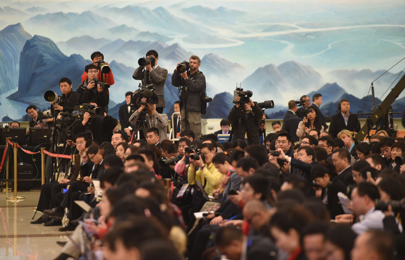 3月15日，國務院總理李克強在北京人民大會堂與中外記者見面，並回答記者提問。這是記者在採訪拍攝。 新華社記者 陳曄華 攝