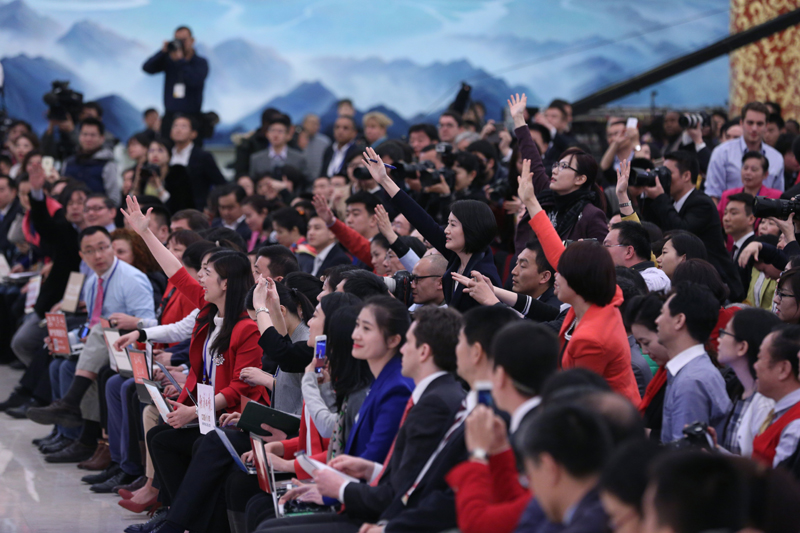 3月15日，國務院總理李克強在北京人民大會堂與中外記者見面，並回答記者提問。這是記者舉手爭取提問機會。 新華社記者 才揚 攝