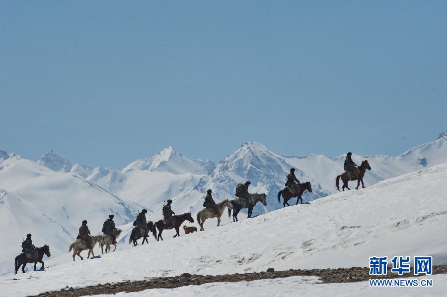 （军事）（1）解放军喜马拉雅山踏雪巡边