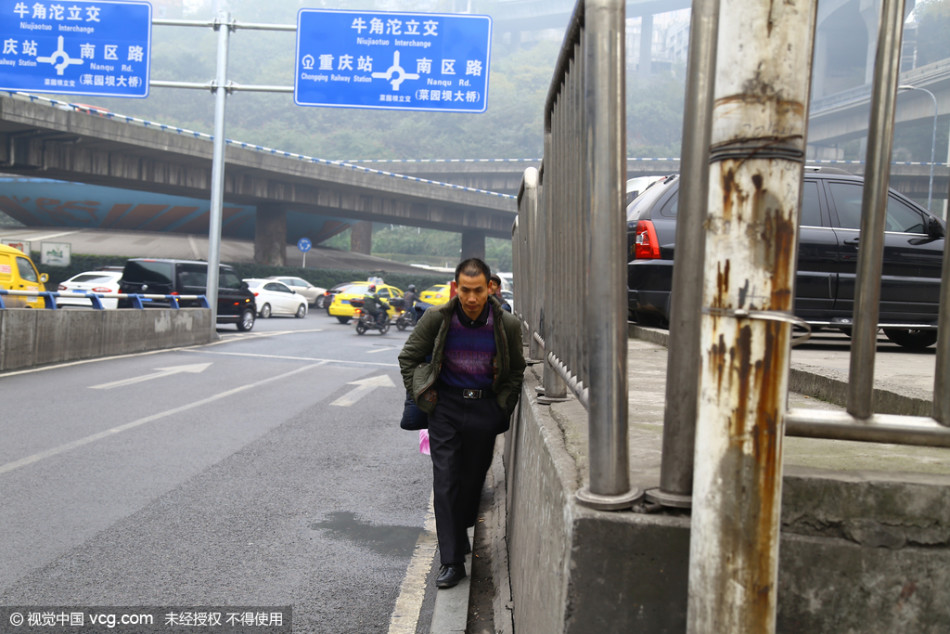 重庆一最窄人行道不足10厘米 市民贴壁而行