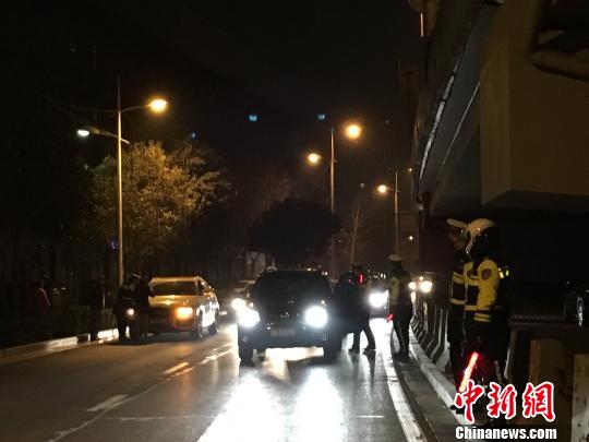 探访河北石家庄交警的&ldquo;夜生活&rdquo;：对违法行为不手软